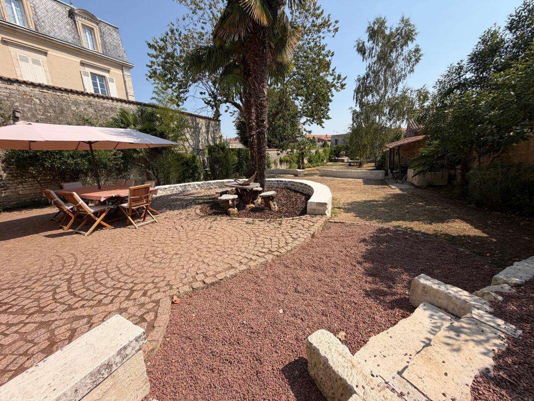 Lucon (85)- coeur de ville - demeure bourgeoise xix d'exception 5 chambres avec piscine sur parc 1440m² - photo 11