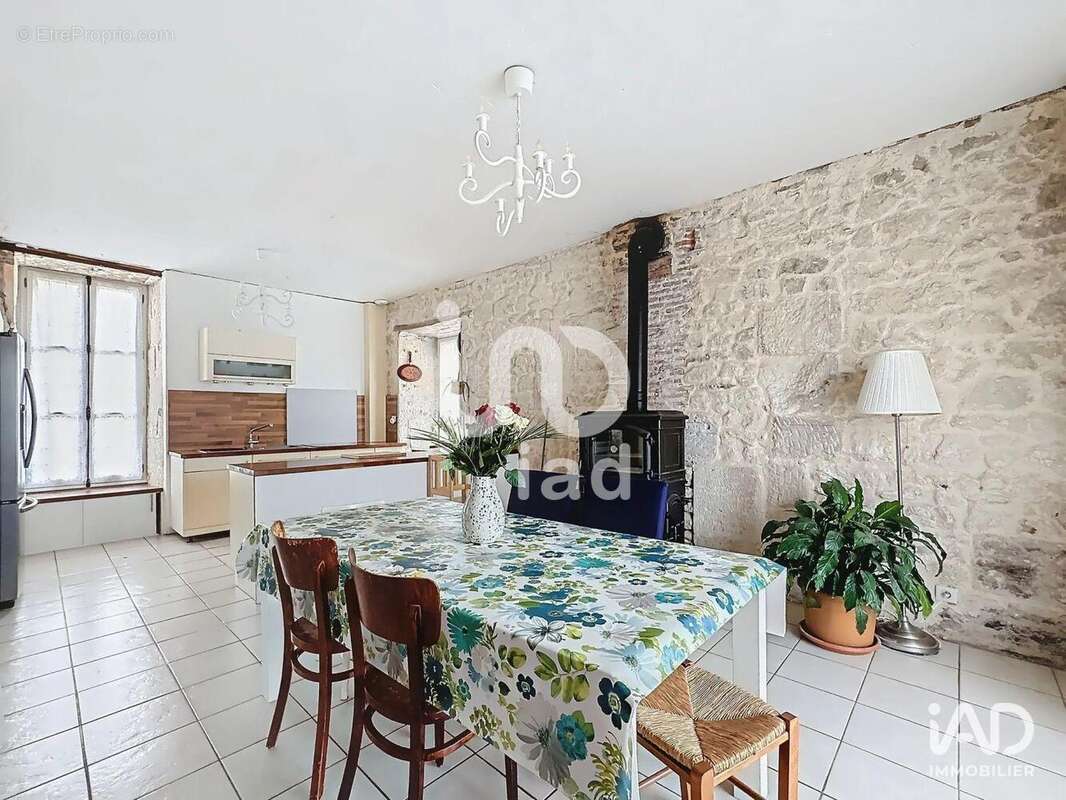 Photo 4 - Commerce à NOUANS-LES-FONTAINES