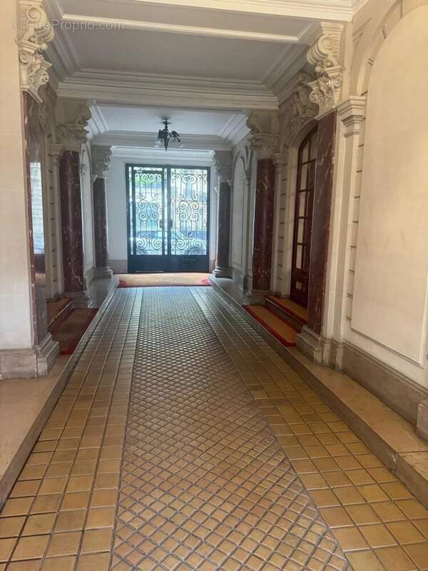 Paris 16e – auteuil / avenue mozart – chambre de bonne – dernier étage - photo 8