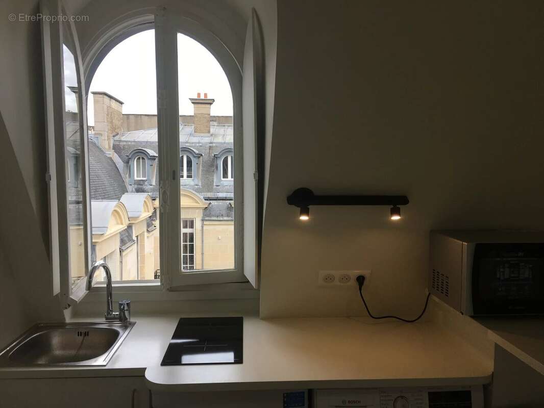 Avenue Victor Hugo. Au 6ème étage (ascenseur jusqu'au 5ème). Superbe immeuble Haussmannien. Studio de 22m² en très bon état, cal - photo 2