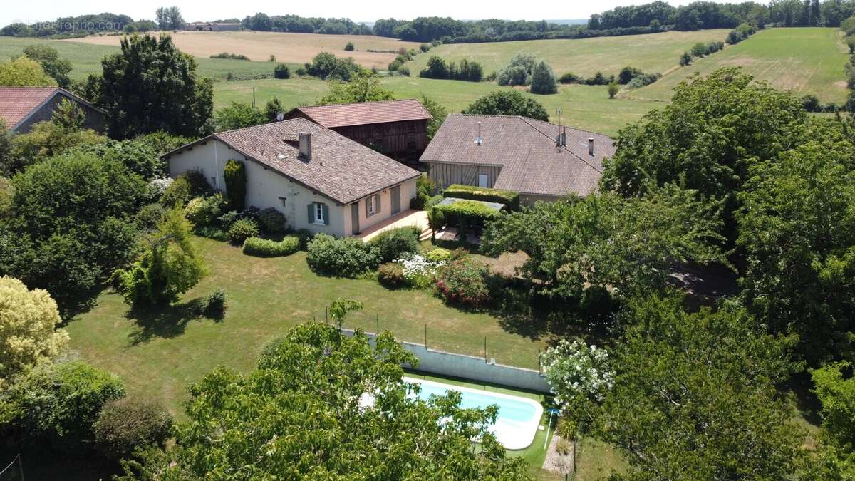 Élégante Propriété de Campagne avec Gîte et Annexe dans un Cadre Paisible - photo 23