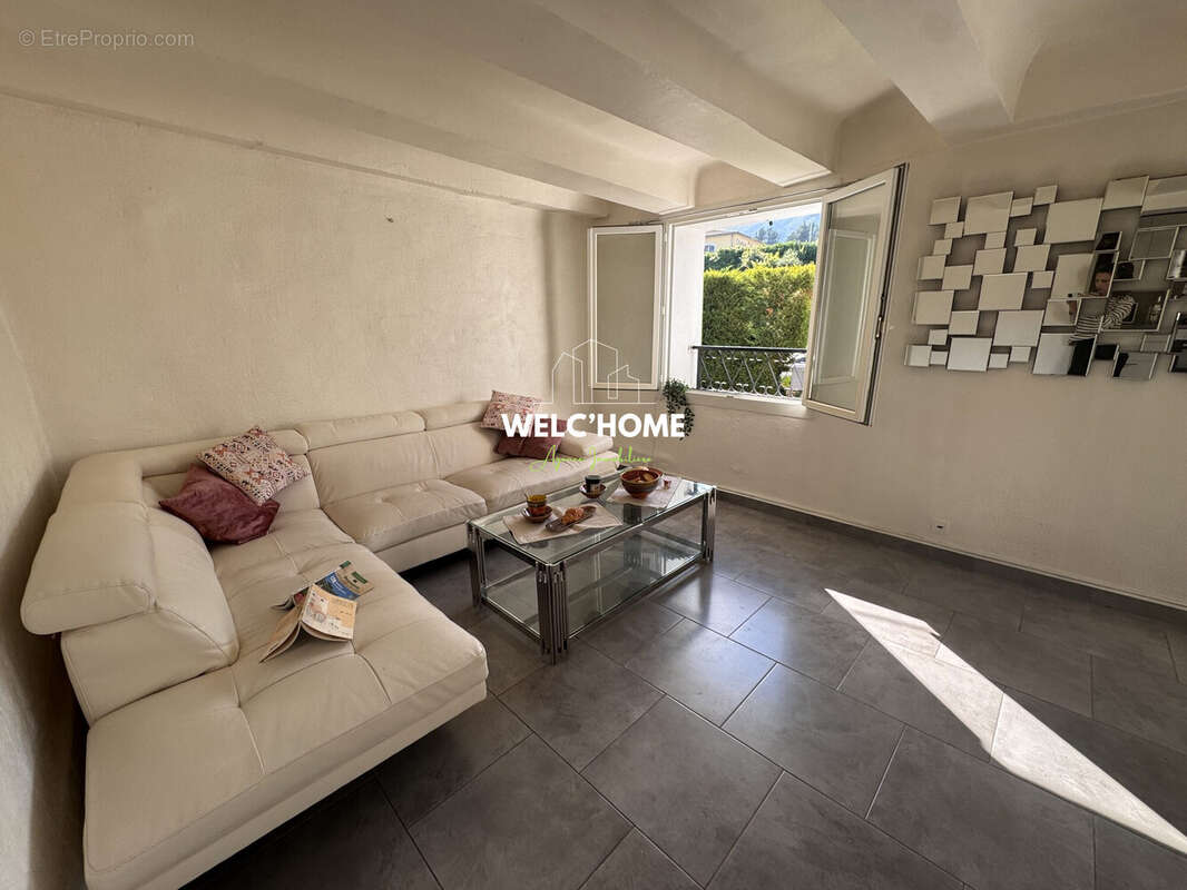 Salon T3 - Maison à POURCIEUX