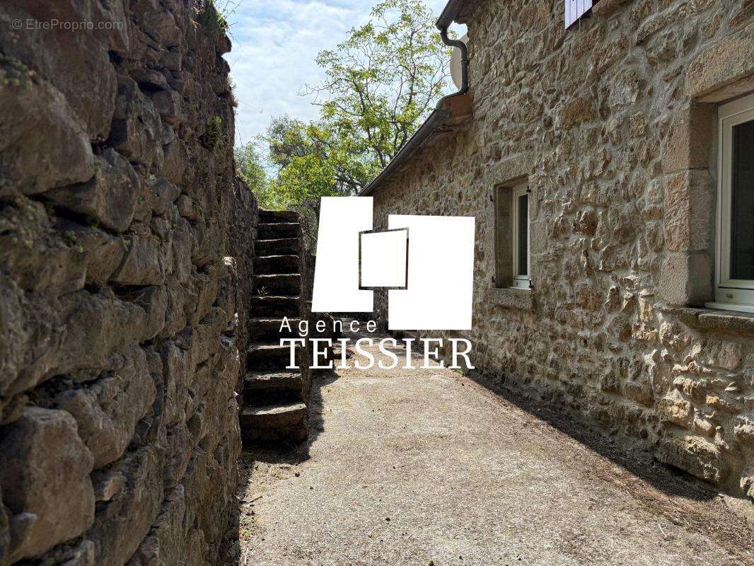 Maison à SAINT-PIERRE-SAINT-JEAN