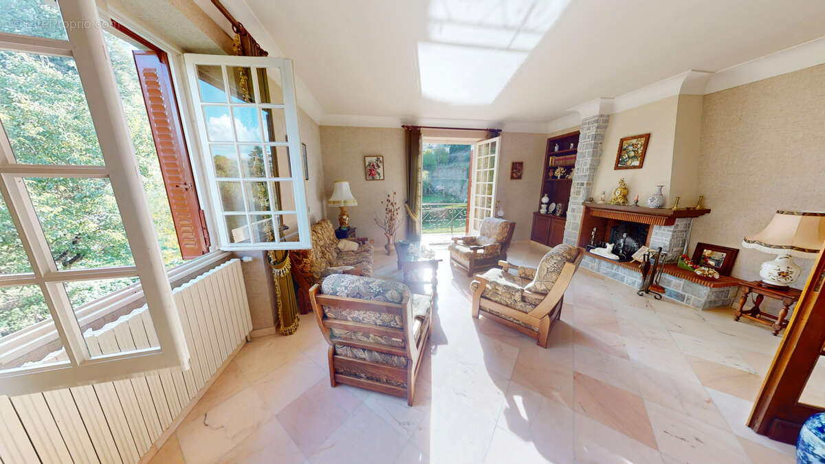 Appartement à SALLES-CURAN