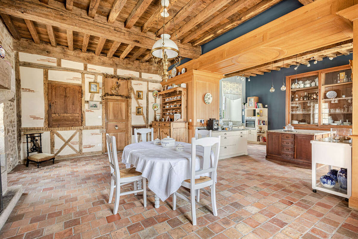Maison à LA CHAPELLE-MONTBRANDEIX
