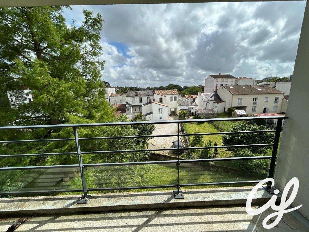 Appartement T3 Z.A.D., Z.I. Nord - 66.25 m2  149 000 Euros - photo 3