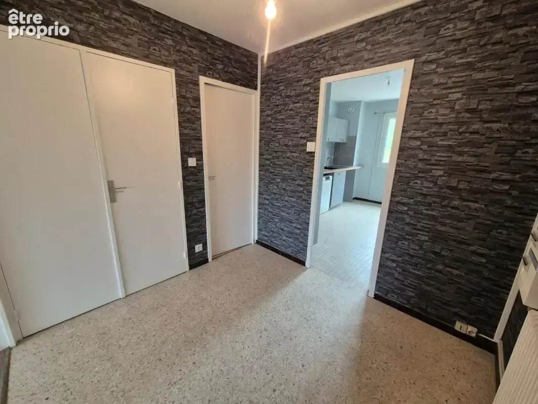 T4 entièrement rénové dans une petite copropriété. Balcon profitable carrelé - photo 18