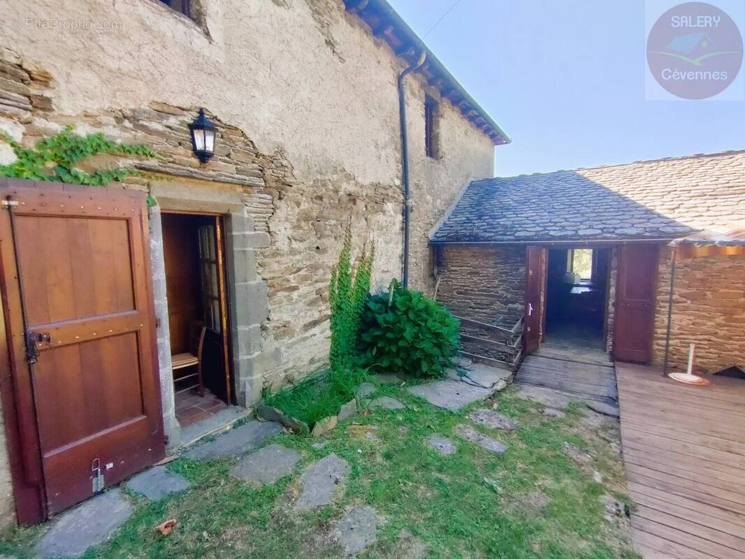Maison à SAINT-GERMAIN-DE-CALBERTE