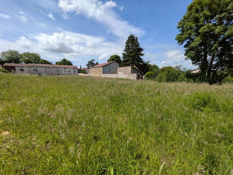 Terrain à AMBERIEUX-EN-DOMBES