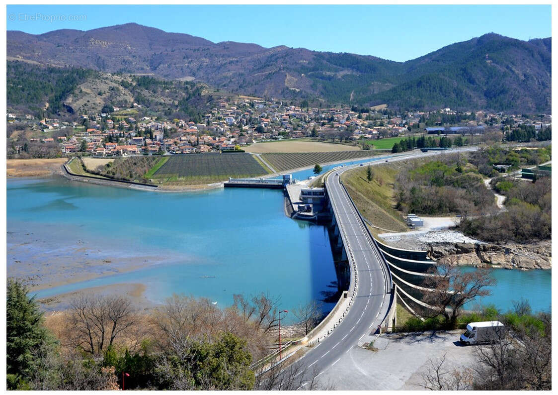 Commerce à CHATEAU-ARNOUX-SAINT-AUBAN