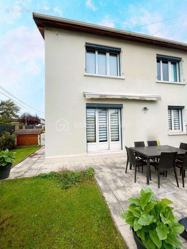 Maison à LES CLAYES-SOUS-BOIS