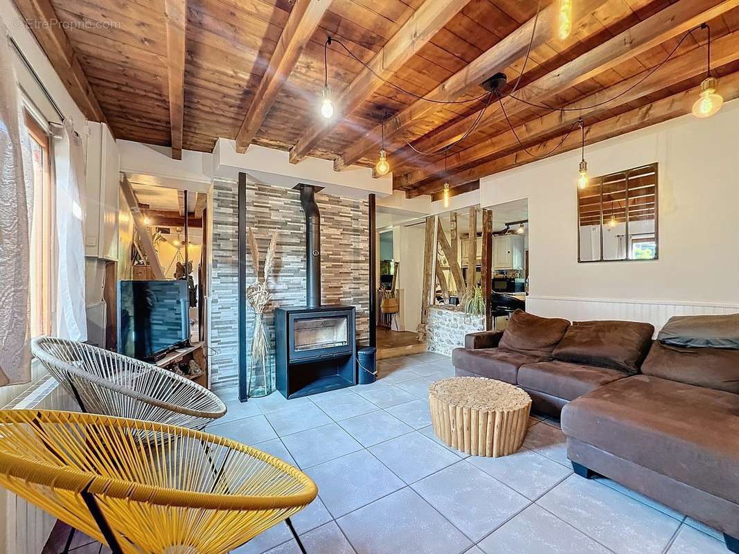 SALON AVEC CHEMINEE  - Maison à BEUZEVILLE