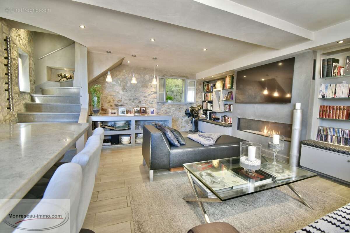 Maison à CHATEAUNEUF-GRASSE
