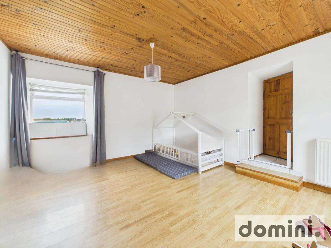 Maison à LA ROCHE-DERRIEN