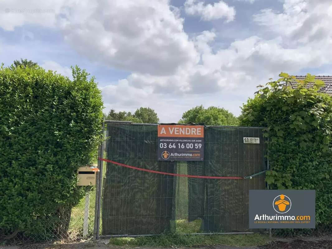 Terrain à NEUFCHATEL-SUR-AISNE