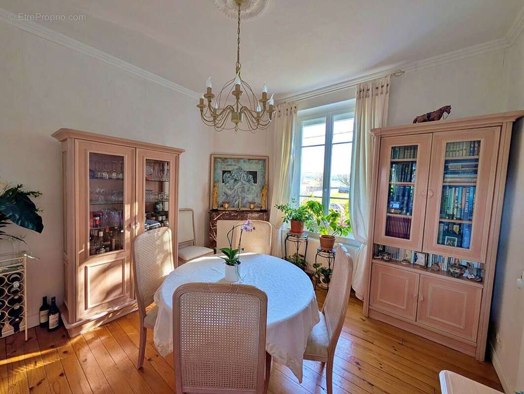 Maison à VIC-LE-COMTE