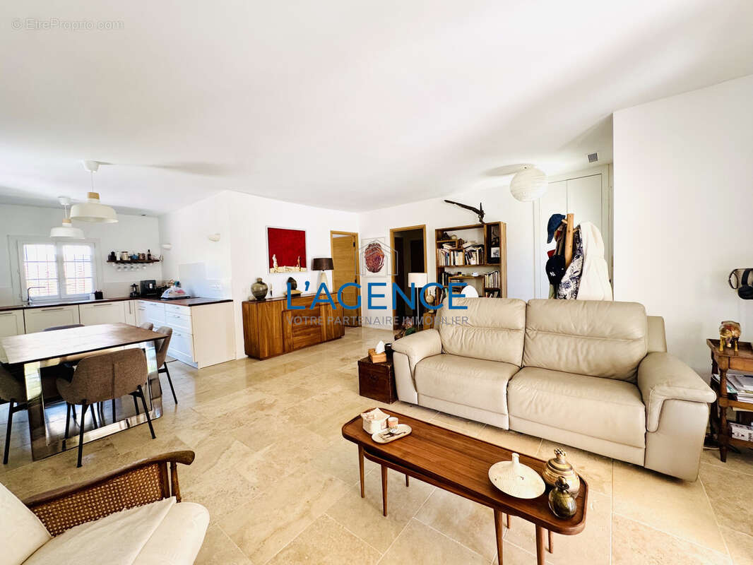 Maison de plain pied rénovée T5 90m2 avec terrain 447m2 - photo 8