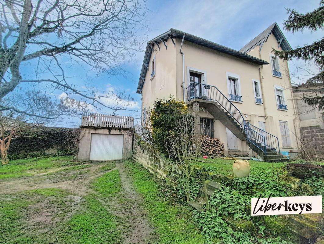Maison à SAINT-CLEMENT-DES-LEVEES