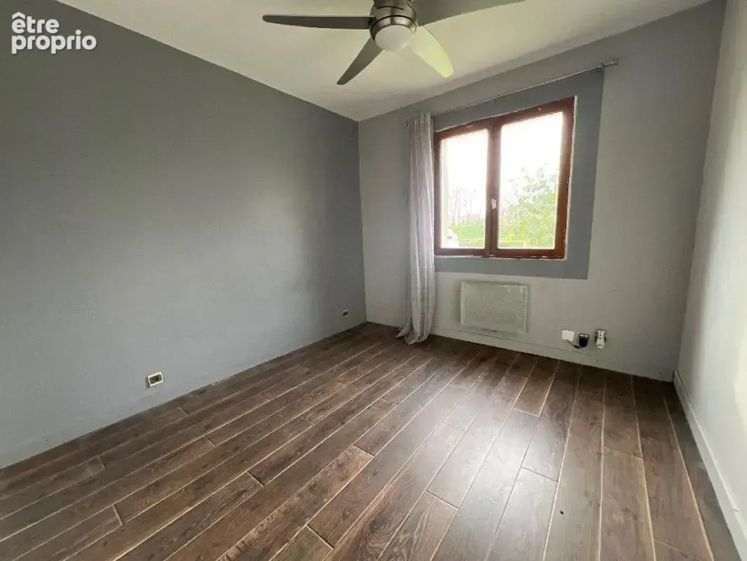 Maison familiale de 140 m² - 5 chambres ou 4 chambres + 1 bureau - Superbe terrain de 1 550 m² - Fort potentiel - photo 3