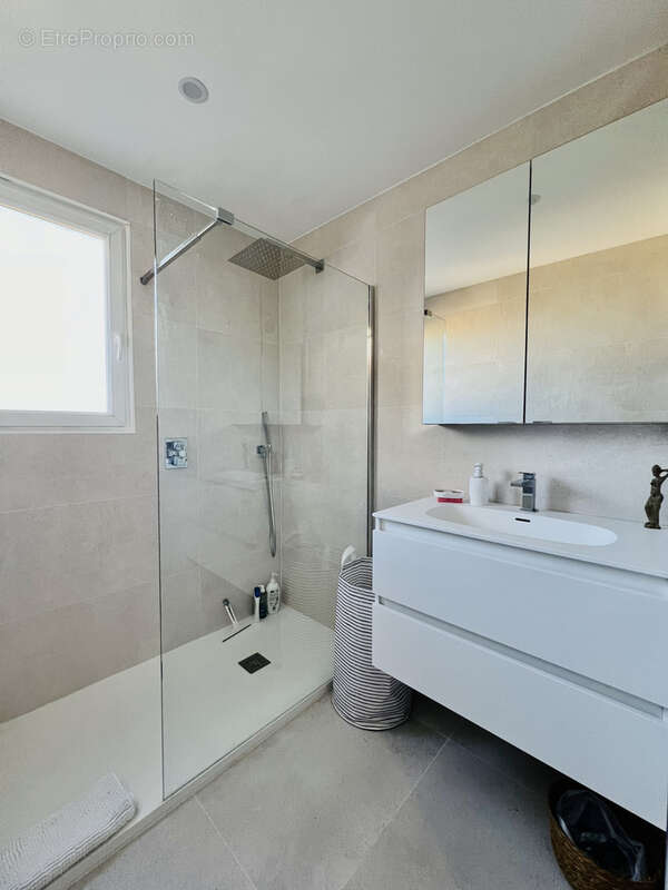 Appartement à SAINT-LAURENT-DU-VAR