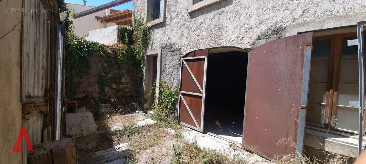 Maison de caractère de 208 m2 avec cour et garage, à deux pas des plages et de Béziers - photo 13
