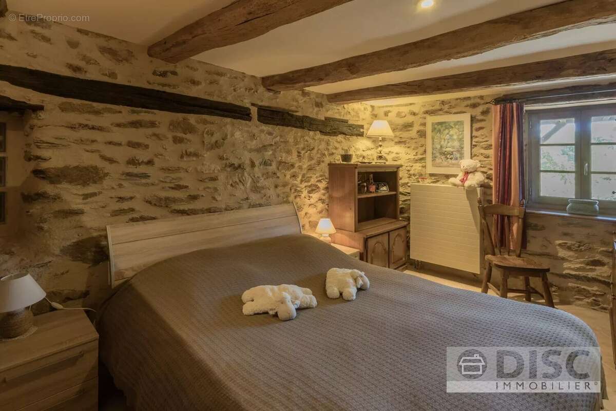 Corps de ferme rénovée avec spacieux gîte indépendant, dépendance, piscine et superbes vues. - photo 12