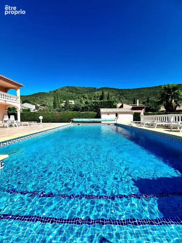 Villa de 248 m² habitables offrant 7 chambres sur 2160 m².  - photo 2