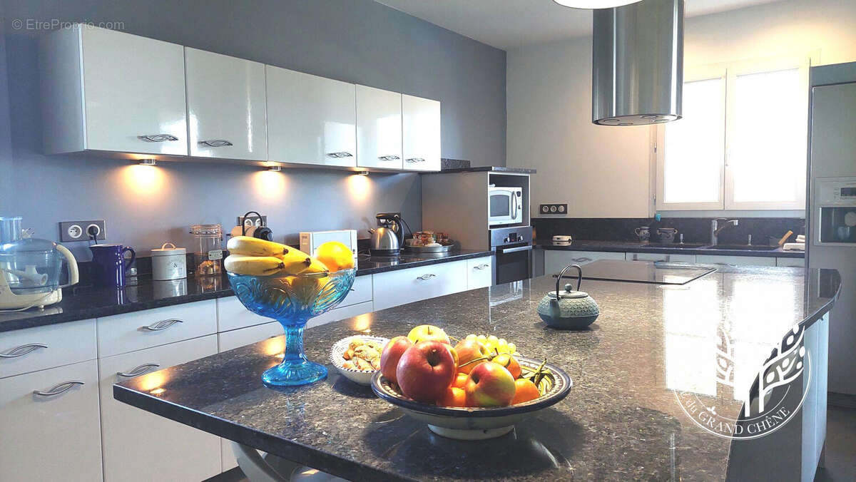 cuisine et son ilot central - Maison à SAINTES