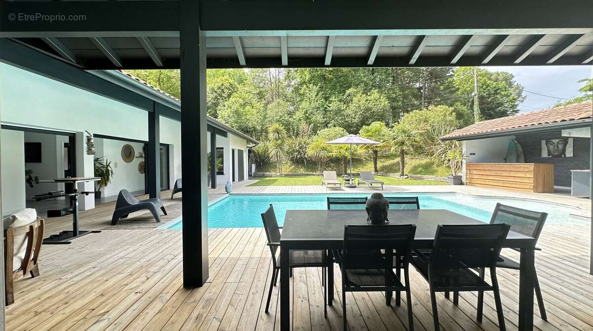 Villa d'architecte de type t8 de 220 m2 dont un appartement de 46 m2 avec piscine - photo 5