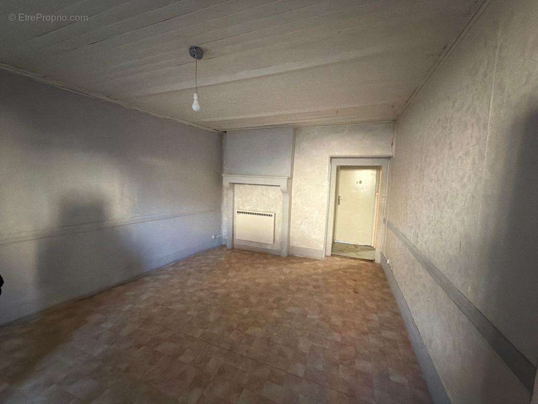 Maison à AINAY-LE-CHATEAU