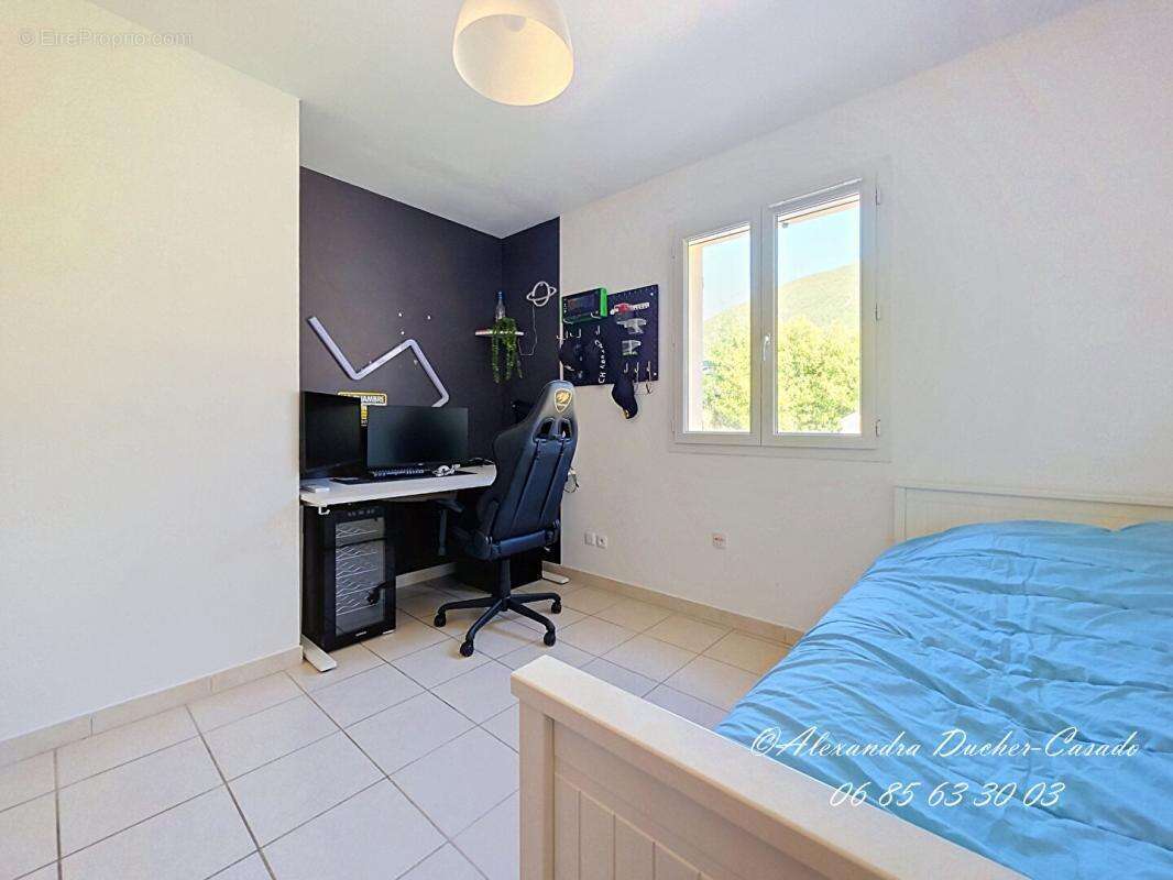 Exclusivité - maison de plain-pied avec piscine et garage - photo 8