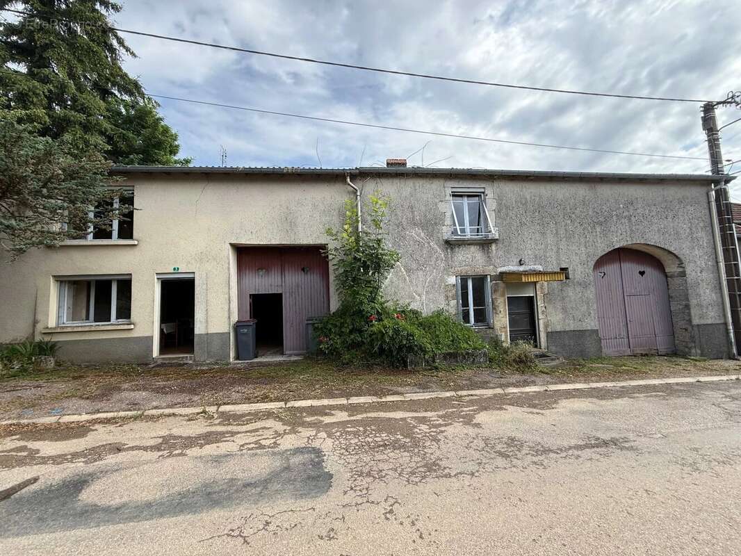 Grande ferme villageoise double indépendante à rénover – deux maisons, nombreuses dépendances, presque 1 hectare - photo 2