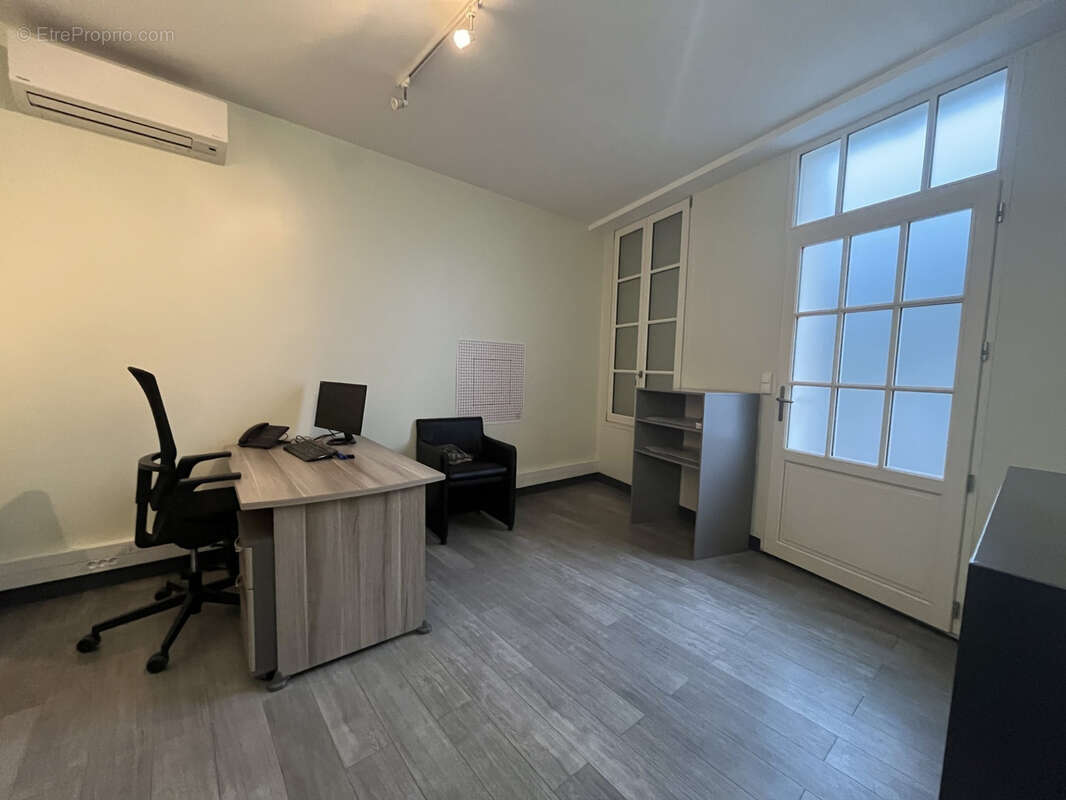 Immeuble de rapport avec un local commercial et deux appartements à St Jean d'Angely. - photo 3