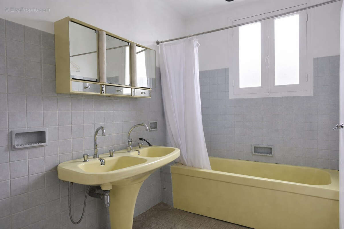 Maison familiale avec sous-sol total et combles aménageables   Terrain arboré de 760 m2   Vieux Pontault Comba - photo 9