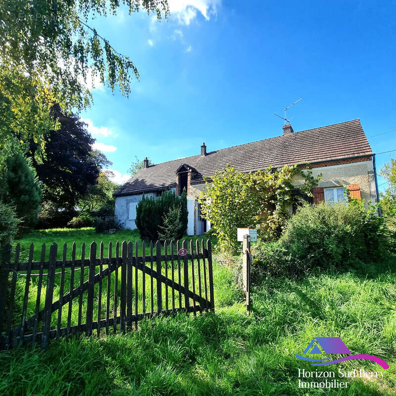 Entrée façade avant - Maison à CROZON-SUR-VAUVRE