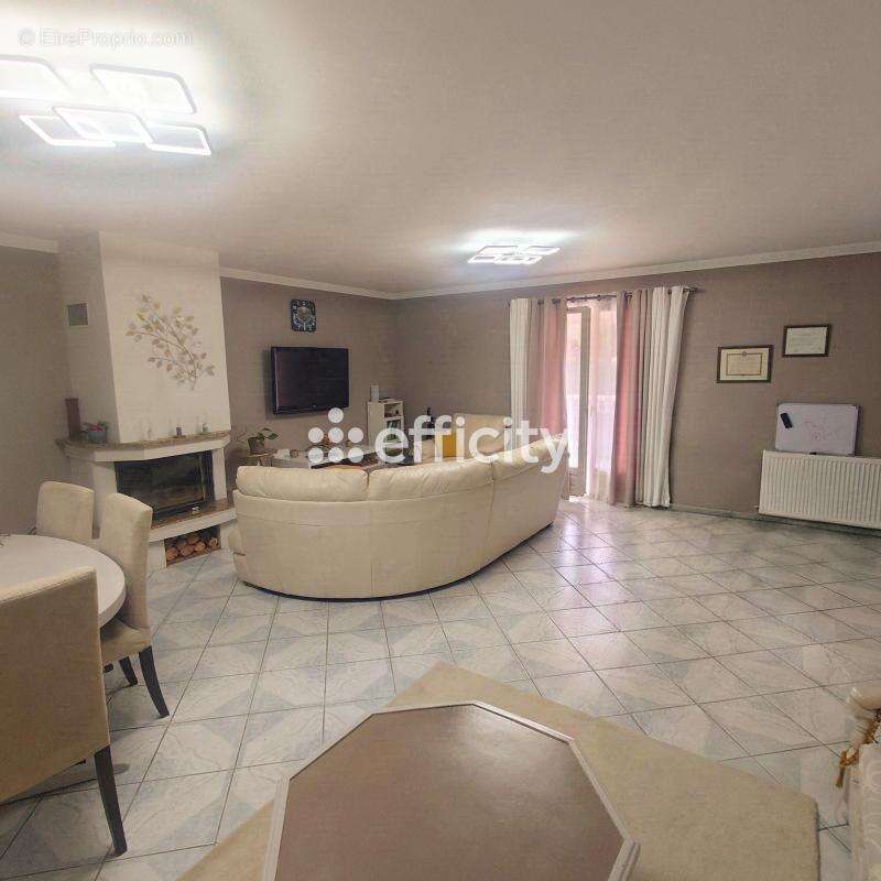 Maison 130 m² à Decines-Charpieu  - photo 4