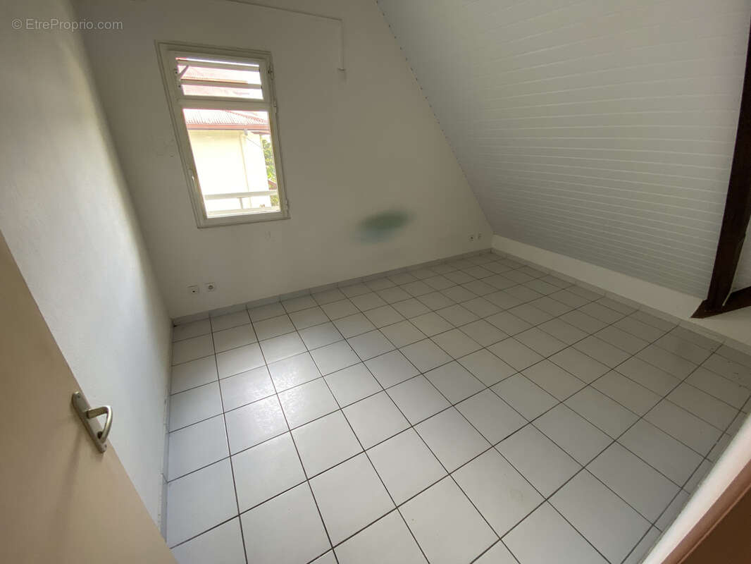 Appartement à REMIRE-MONTJOLY