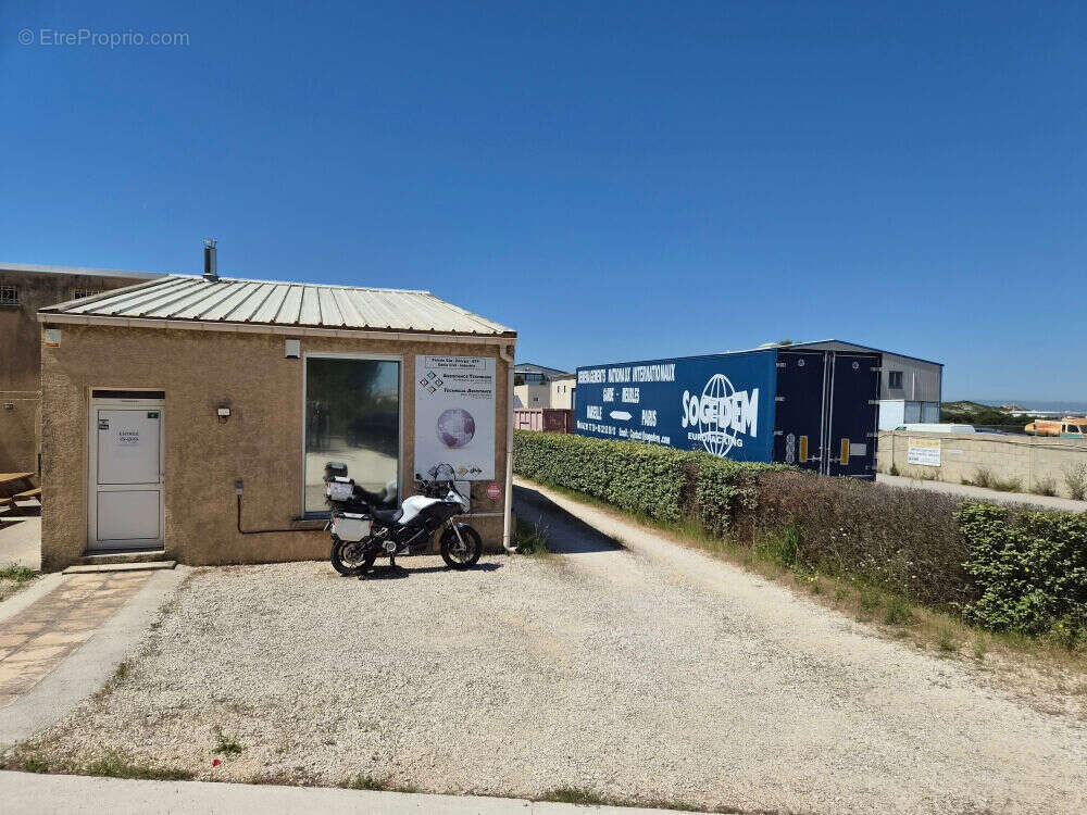 Local d'activite  r+1 de 187 m² zone ecopolis martigues 13500 - photo 2