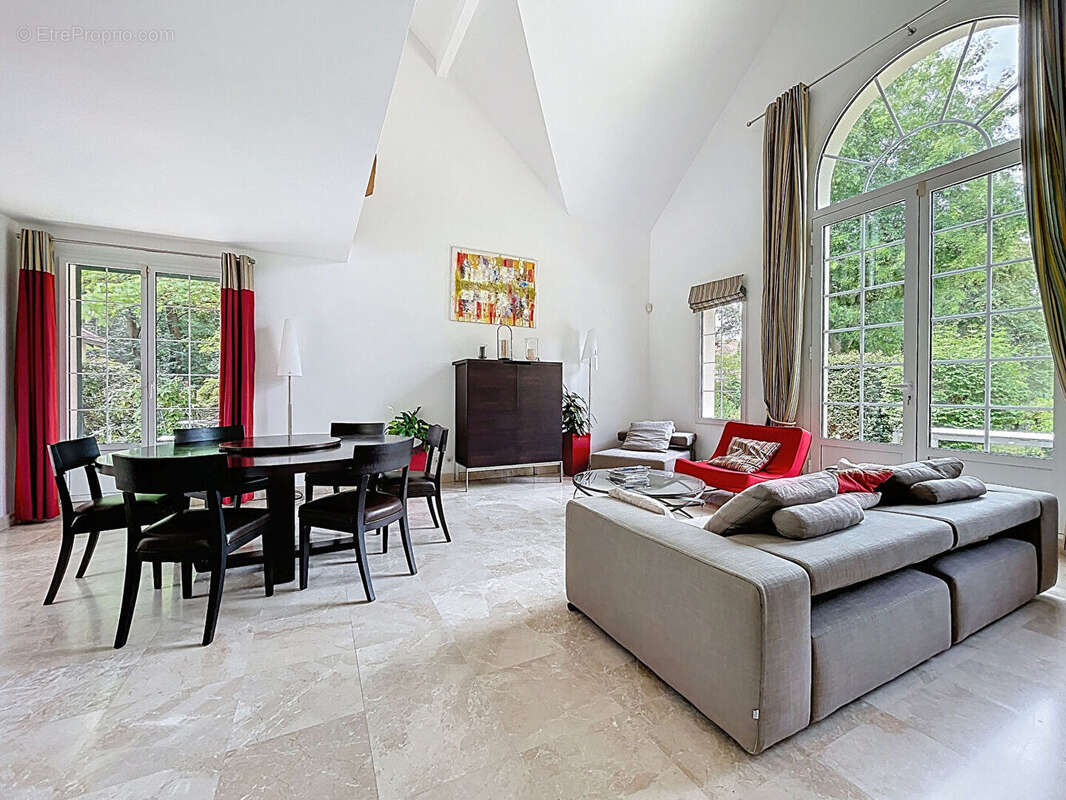 Villa 196m2 4 chambres séjour cathédrale jardin 1043m2 - Santeny - photo 3