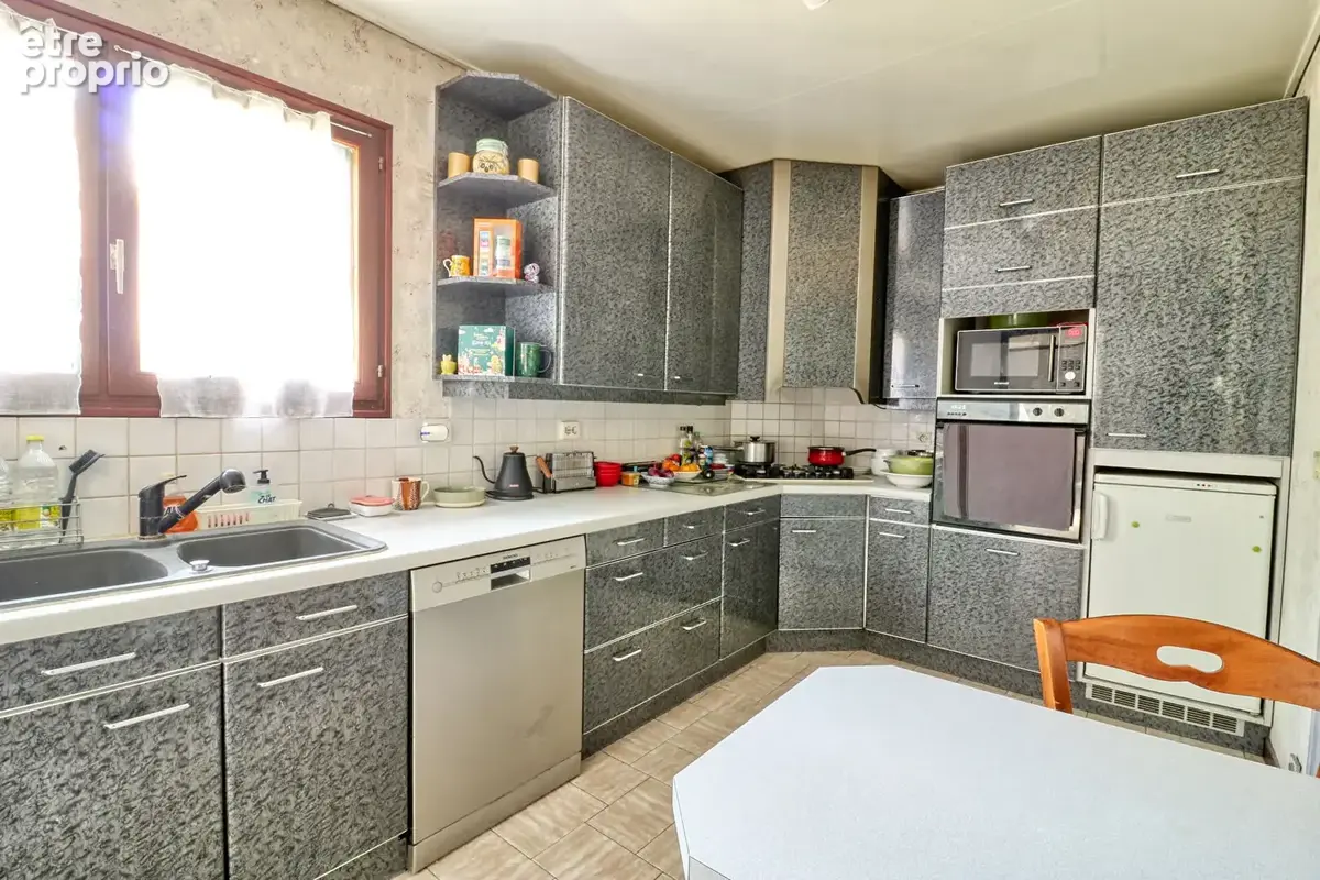 Maison familiale 10 pièces, 5 chambres, jardin et dépendance. - photo 6