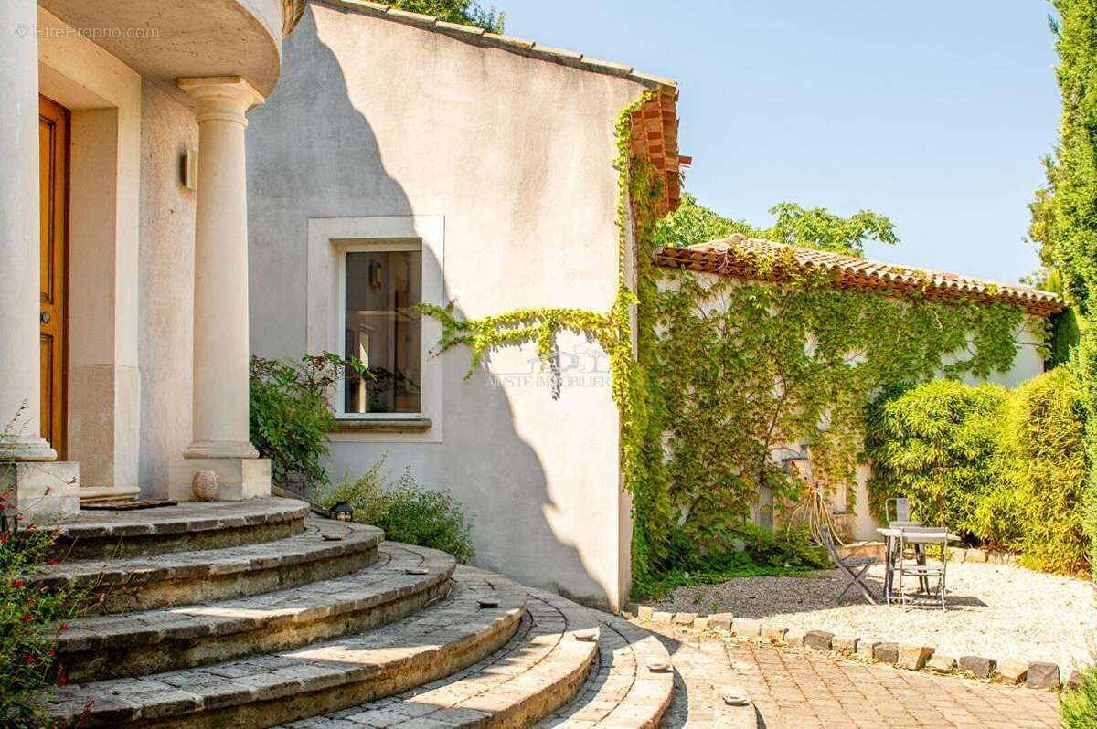 Propriété d'exception de 252m² sur une parcelle de 1650m² - photo 2