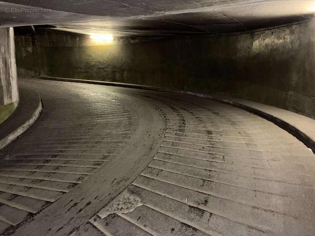 Parking à NEUILLY-SUR-SEINE