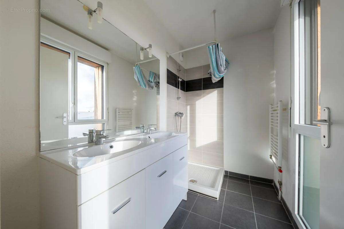 Appartement à BEAUZELLE