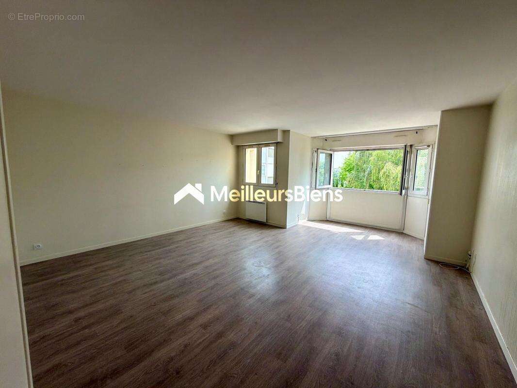 LAVAL – Rive Droite  Résidence Les Charmilles  Appartement T4 de 99 m² avec ascenseur, parking et parc privé - photo 2