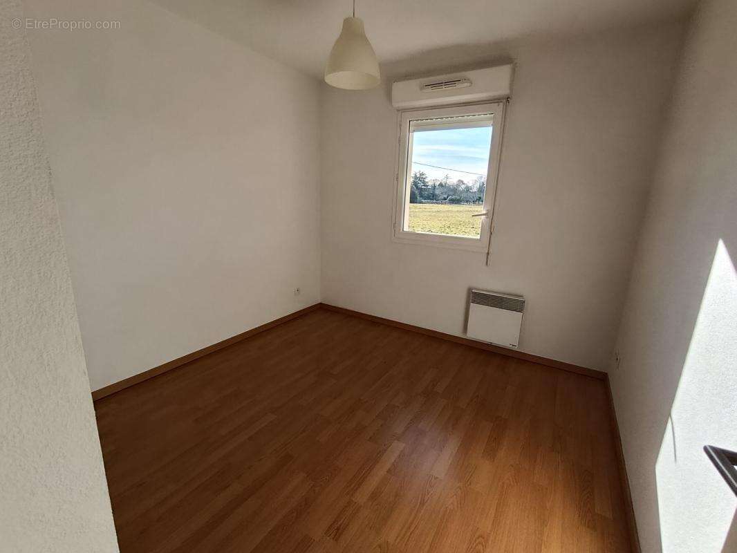 Appartement à PINS-JUSTARET