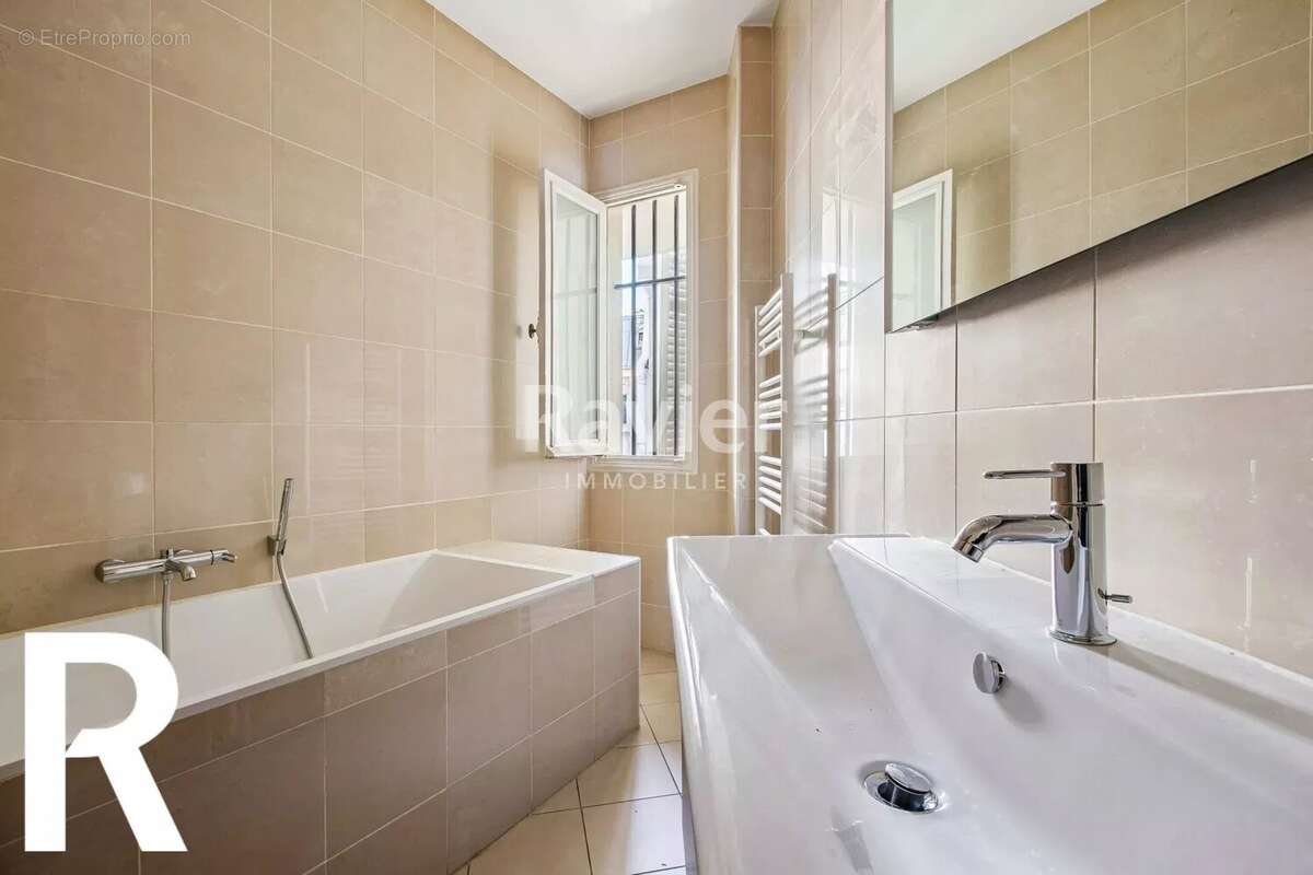 Appartement à PARIS-17E