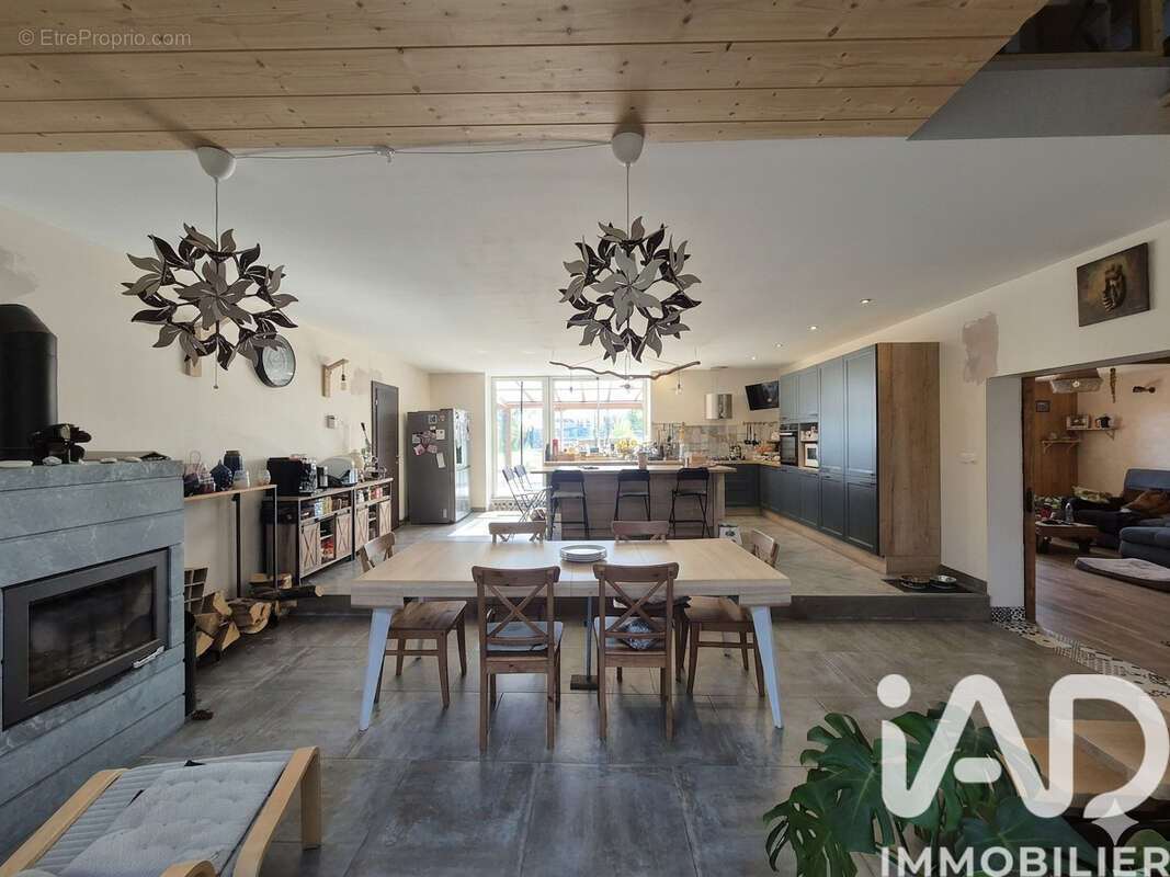 Maison 271 m² à Vernet-La-Varenne  - photo 7