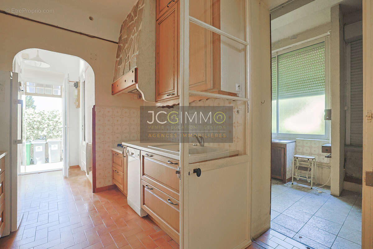 Maison à fort potentiel composée de 2 appartements - Bas Faron à Toulon - photo 12