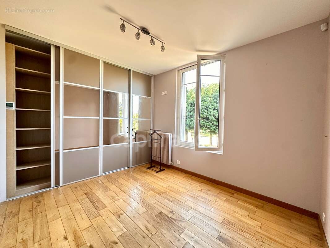 Maison à vendre 5 pièces  4 Chambres FEUCHEROLLES (78) - photo 10