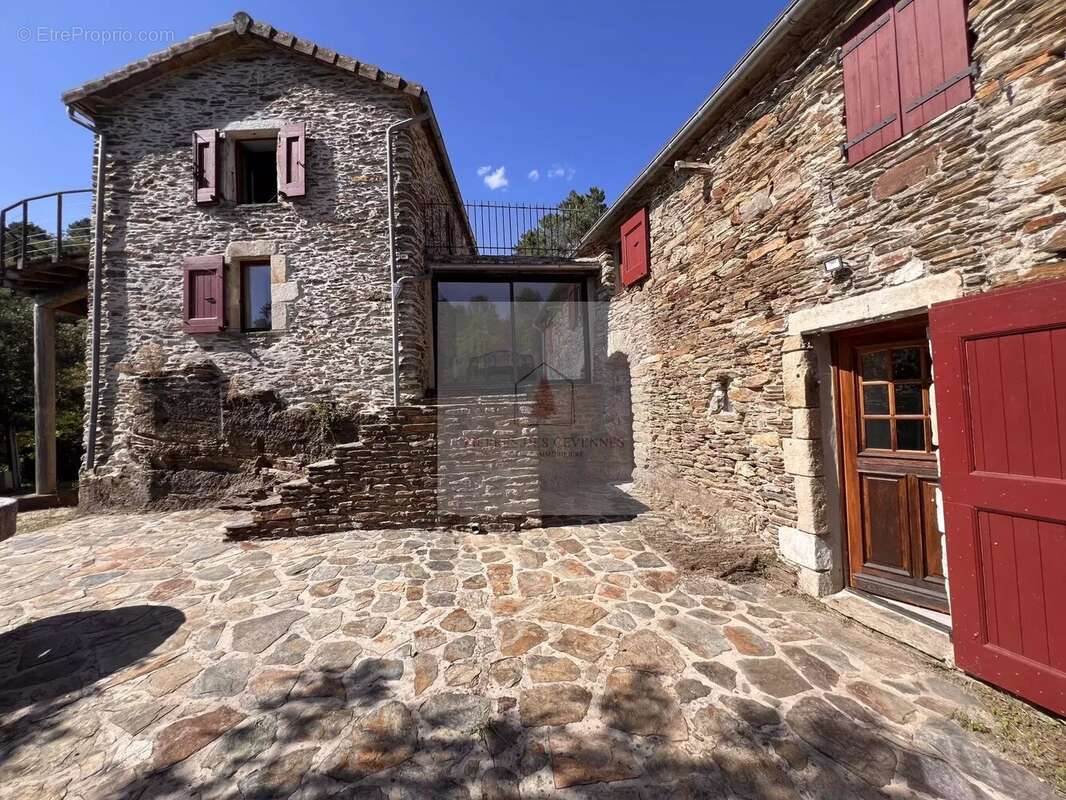 Maison à LE COLLET-DE-DEZE